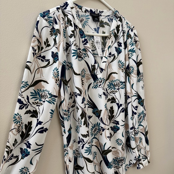 Ann Taylor Blue and White Floral Long Sleeve Blouse, Sz M - Picture 6 of 11